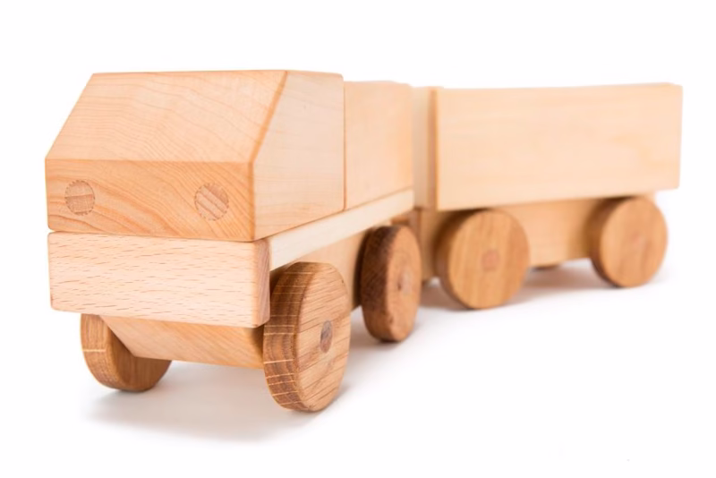 camion-cu-remorca-din-lemn
