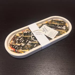 JES Tăviță ovală mare 1 realizate din Jesmonite - rășină acrilică polimer-mineral bicomponentă pe bază de apă.
