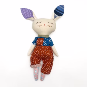 Iepuraș de Paște handmade din bumbac alb purtând ie tradițională pictată manual