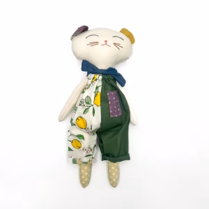 Motanul Victor jucărie textilă handmade din bumbac gri cu detalii albe