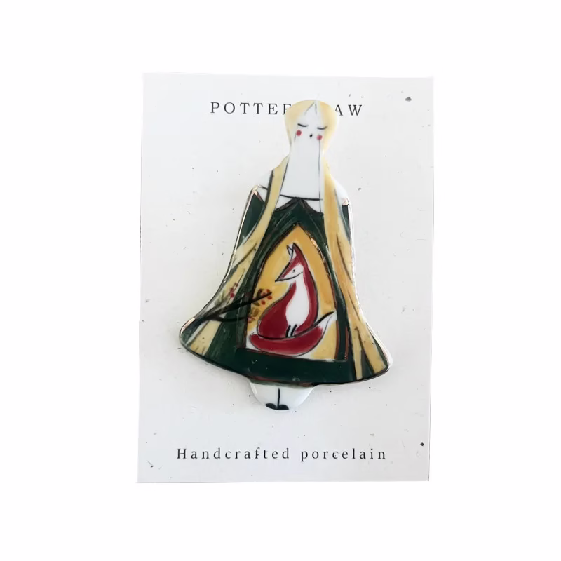 Broșă ceramică pictată manual – fată cu vulpe - imagine 2